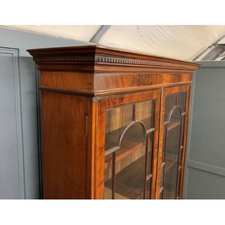 Antiker edwardianischer Inlaid Bücherschrank aus massivem Mahagoni