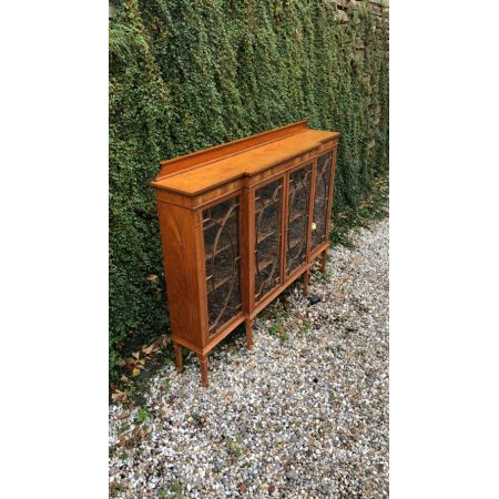 Antiker edwardianischer Inlaid Breakfront Bücherschrank aus Satinholz