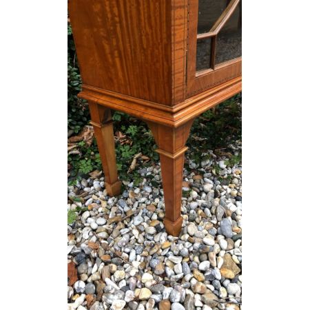 Antiker edwardianischer Inlaid Breakfront Bücherschrank aus Satinholz