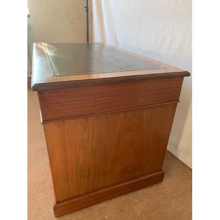 Kleiner edwardianischer Sockelschreibtisch aus Walnussholz