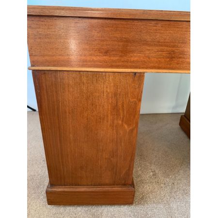 Kleiner edwardianischer Sockelschreibtisch aus Walnussholz