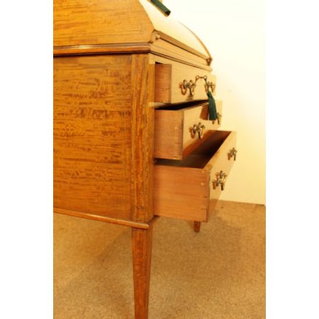 Antiker Schreibtisch aus massivem Satinholz 