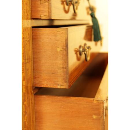 Antiker Schreibtisch aus massivem Satinholz 