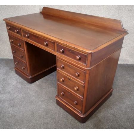 Antiker Pedestal Desk aus Mahagoni Massivholz