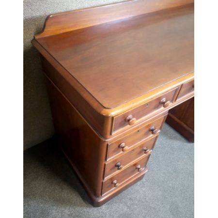 Antiker Pedestal Desk aus Mahagoni Massivholz