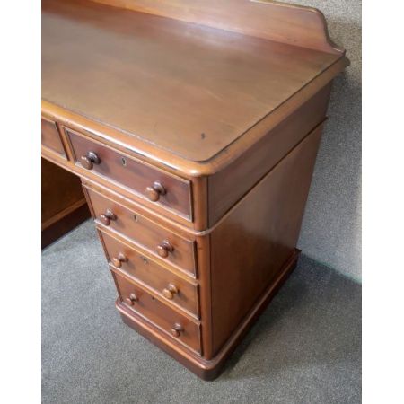 Antiker Pedestal Desk aus Mahagoni Massivholz