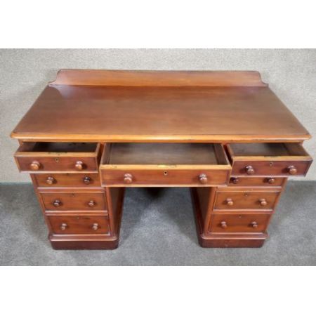 Antiker Pedestal Desk aus Mahagoni Massivholz