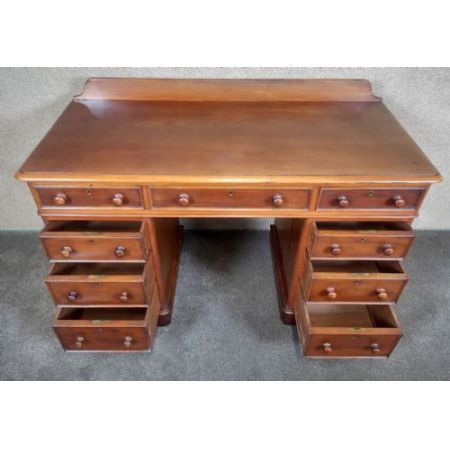 Antiker Pedestal Desk aus Mahagoni Massivholz