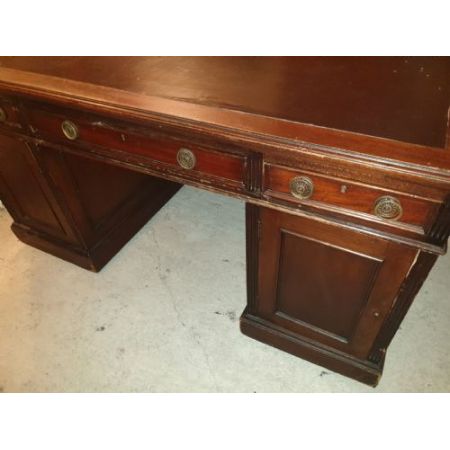 Antiker Pedestal Desk aus Mahagoni Massivholz