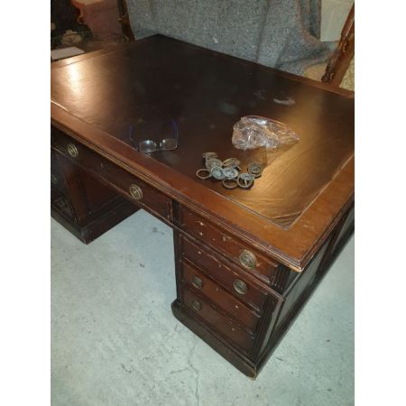 Antiker Pedestal Desk aus Mahagoni Massivholz