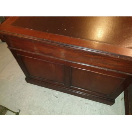 Antiker Pedestal Desk aus Mahagoni Massivholz