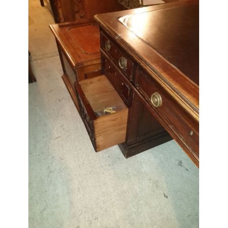 Antiker Pedestal Desk aus Mahagoni Massivholz