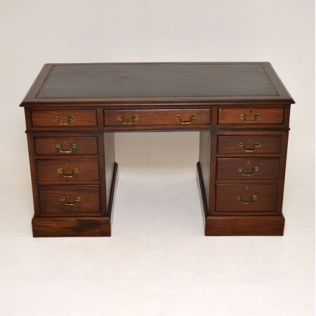 Antiker Pedestal Desk aus Mahagoni Massivholz