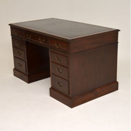 Antiker Pedestal Desk aus Mahagoni Massivholz