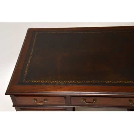 Antiker Pedestal Desk aus Mahagoni Massivholz