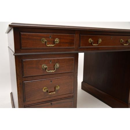 Antiker Pedestal Desk aus Mahagoni Massivholz