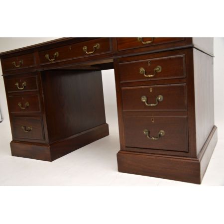 Antiker Pedestal Desk aus Mahagoni Massivholz