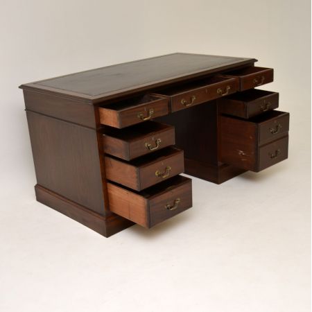 Antiker Pedestal Desk aus Mahagoni Massivholz
