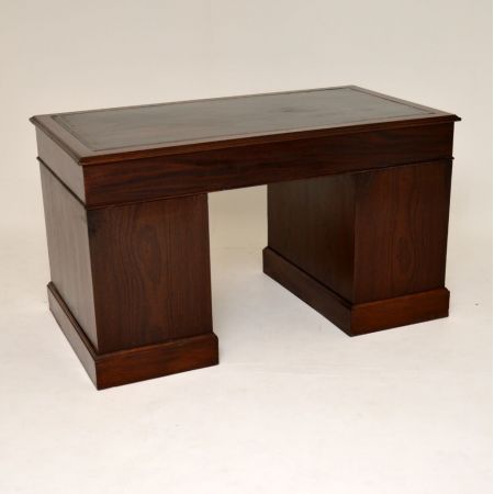 Antiker Pedestal Desk aus Mahagoni Massivholz