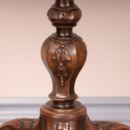 Antiker geschnitzter Mahagoni-Weintisch