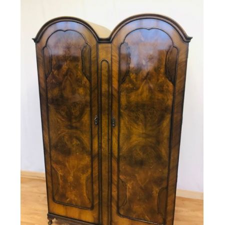 Antiker Doppelkuppelschrank aus massivem Wurzelnussholz 1920