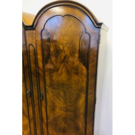 Antiker Doppelkuppelschrank aus massivem Wurzelnussholz 1920