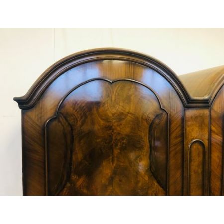 Antiker Doppelkuppelschrank aus massivem Wurzelnussholz 1920