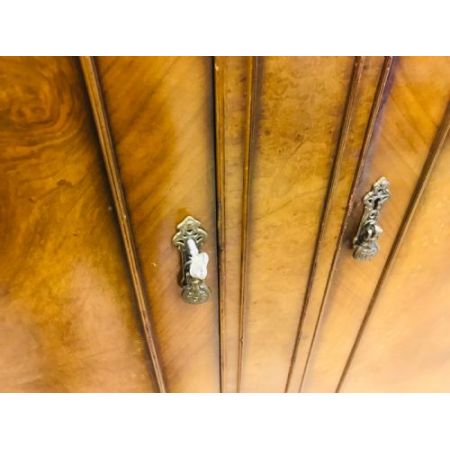 Antiker Doppelkuppelschrank aus massivem Wurzelnussholz 1920