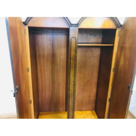 Antiker Doppelkuppelschrank aus massivem Wurzelnussholz 1920