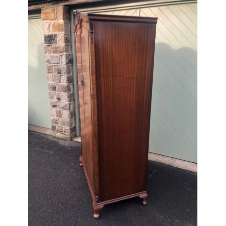 Antiker Kleiderschrank aus Wurzelnussholz Massivholz 1920