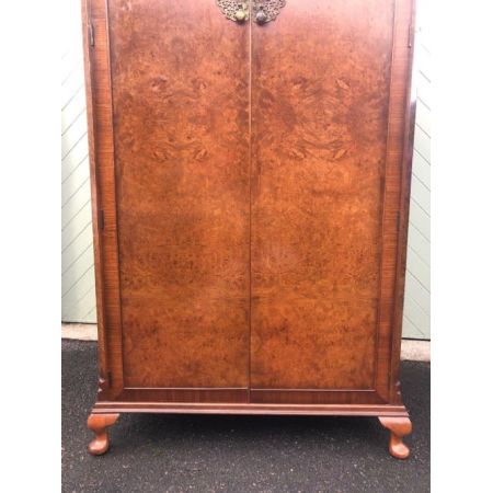 Antiker Kleiderschrank aus Wurzelnussholz Massivholz 1920