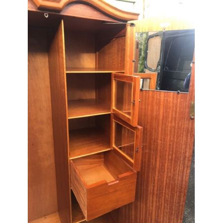 Antiker Kleiderschrank aus Wurzelnussholz Massivholz 1920