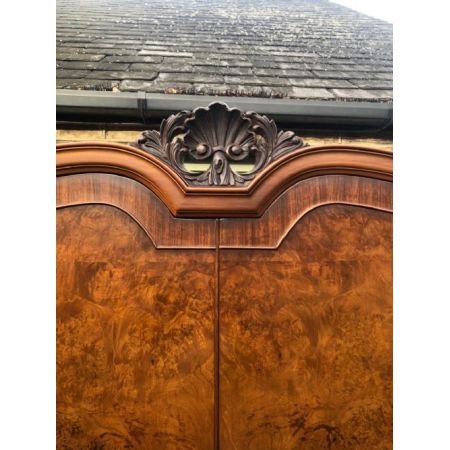 Antiker Kleiderschrank aus Wurzelnussholz Massivholz 1920