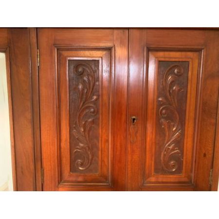 Antiker Kleiderschrank aus Nussbaumholz Massivholz 1900