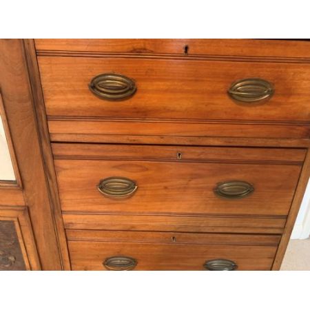 Antiker Kleiderschrank aus Nussbaumholz Massivholz 1900