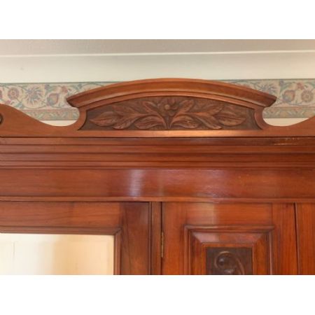 Antiker Kleiderschrank aus Nussbaumholz Massivholz 1900