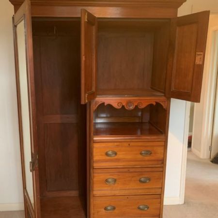 Antiker Kleiderschrank aus Nussbaumholz Massivholz 1900