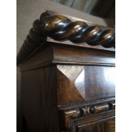 Antiker Kleiderschrank aus Eichenholz Massivholz 1920