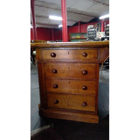 Monumentaler Schreibtisch aus massiver Eiche