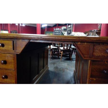 Monumentaler Schreibtisch aus massiver Eiche