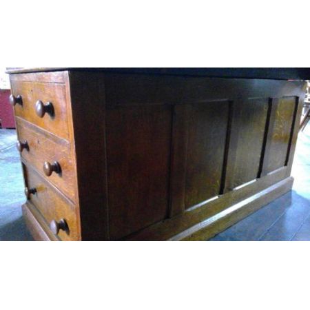 Monumentaler Schreibtisch aus massiver Eiche