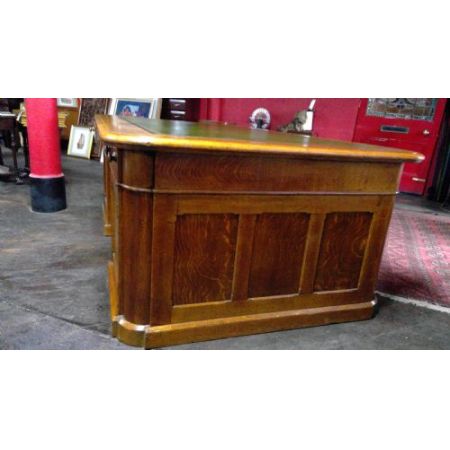 Monumentaler Schreibtisch aus massiver Eiche