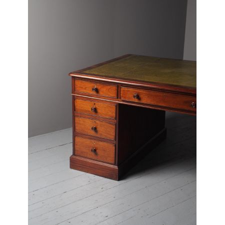 Antiker Mahagoni Partner Schreibtisch mit grüner Lederplatte