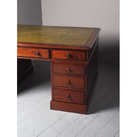 Antiker Mahagoni Partner Schreibtisch mit grüner Lederplatte