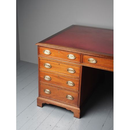 Antiker Kneehole Partner-Schreibtisch aus Mahagoni