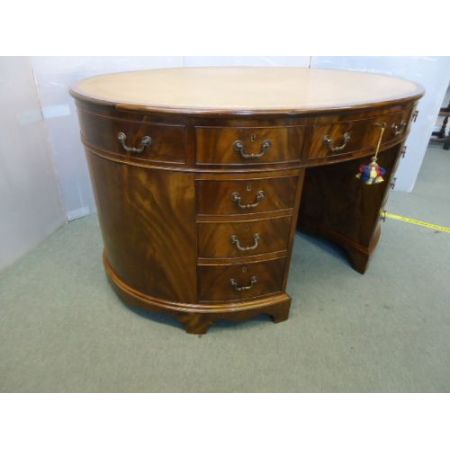Antiker ovaler Partnerschreibtisch mit Leder-Schreibfläche