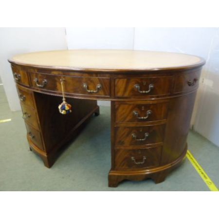 Antiker ovaler Partnerschreibtisch mit Leder-Schreibfläche