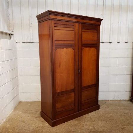 Antiker Kleiderschrank aus Mahagoni Massivholz 1890 victorian