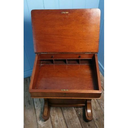 Antiker Davenport aus massivem Walnussholz