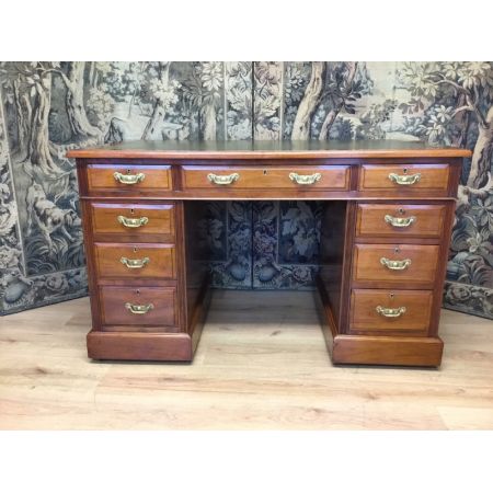 Ein guter antiker Sockelschreibtisch aus massivem Walnussholz